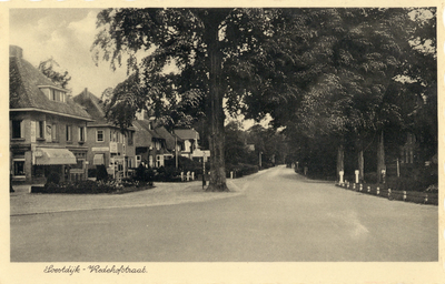 14298 Gezicht in de Vredehofstraat met bebouwing en bomen te Soestdijk (gemeente Soest) uit het zuiden.